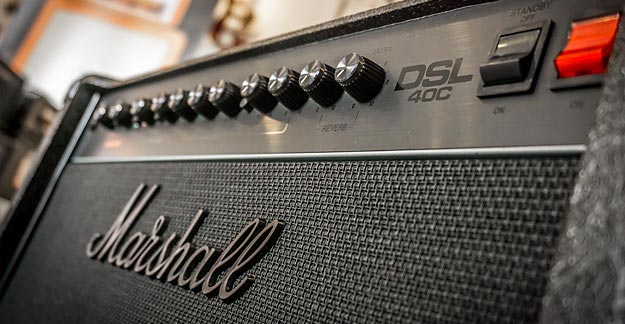 Marshall-DSL40CB-Pitch-Black-Banner